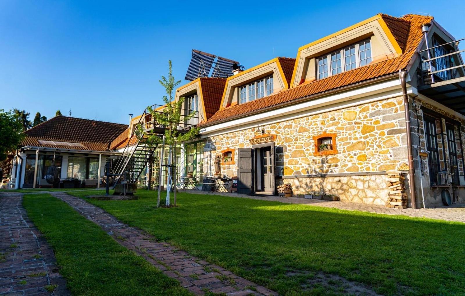 Dvor 13 Hokovce Hotel ภายนอก รูปภาพ
